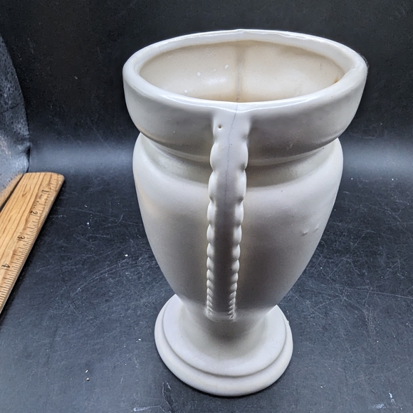 Vintage Off White Matte Finish Vase Possibly McCoy Mid Century - Picture 2 of 8